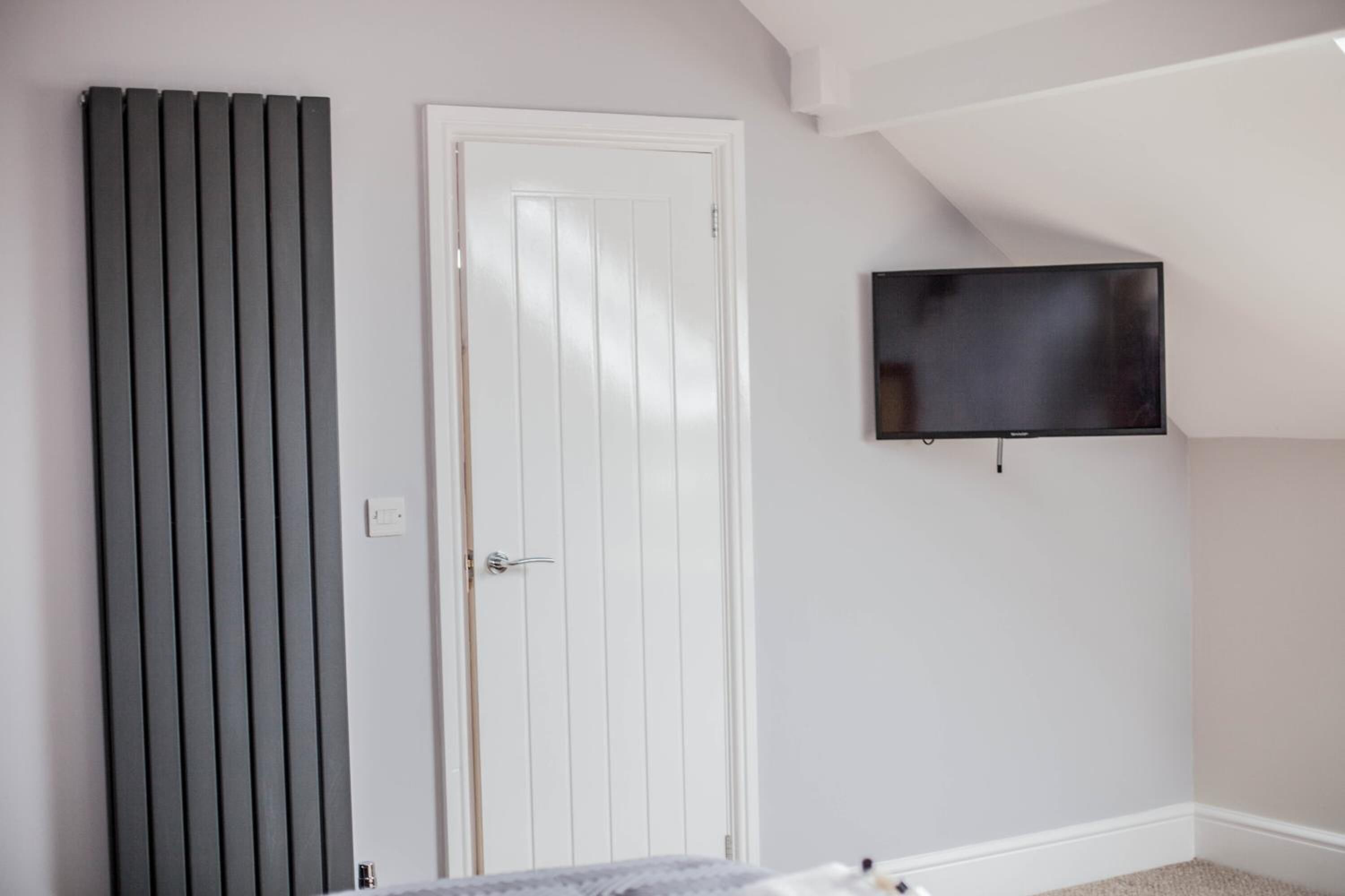 Escritorio, tabla de planchar con plancha, wifi gratis y ropa de cama 