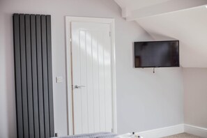 Bureau, fer et planche à repasser, Wi-Fi gratuit, draps fournis