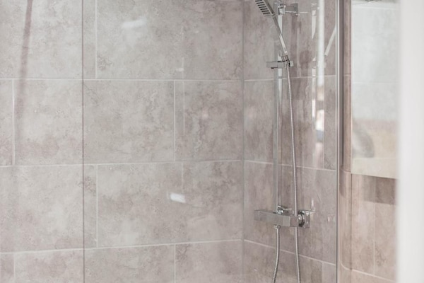 Douche, articles de toilette gratuits, sèche-cheveux