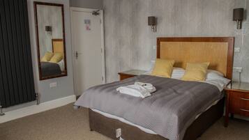 Quarto casal superior | Escrivaninha, ferros/tábuas de passar roupa, Wi-Fi de cortesia