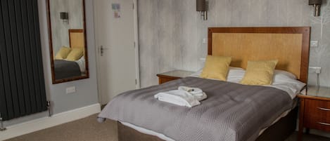 Superior Double Room | Desk, iron/ironing board, WiFi (free), bed sheets