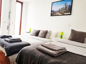 5 chambres, coffres-forts dans les chambres, bureau, rideaux occultants