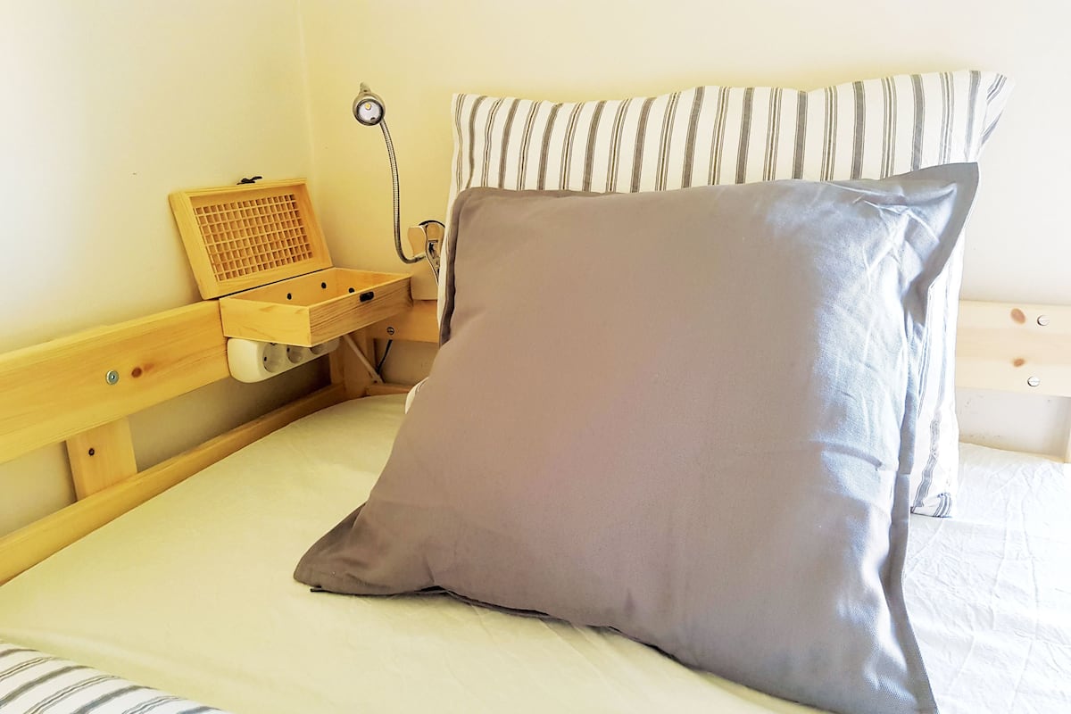 Slaapzaal | 5 slaapkamers, een kluis op de kamer, een bureau