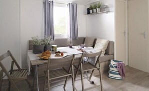 Casa rodante, 3 habitaciones | Área de sala de estar | Televisión de pantalla plana 