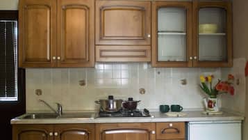 Bếp nấu, dụng cụ nấu nướng/bát dĩa/dao nĩa