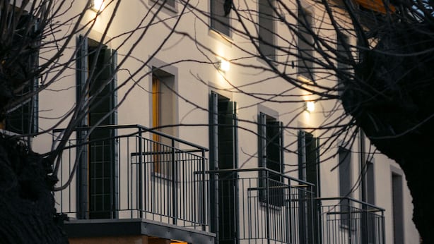 A multi-story building with balconies and windows. - Agriturismo Mestroni (Campoformido)