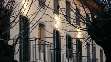 Depan hartanah - siang/malam