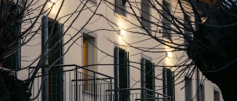 Façade de lâhĂ©bergement â soirĂ©e/nuit