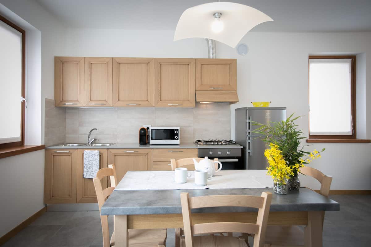 Departamento, 2 habitaciones, con acceso para personas discapacitadas, vista al jardín | Cocina privada | Refrigerador con congelador, parrilla de estufa y cafetera de espresso