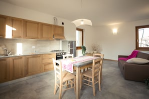 Apartment, 2 Bedrooms, Accessible, Garden View | Private kitchen | Full-sized fridge, stovetop, espresso maker, coffee/tea maker - Agriturismo Mestroni (Campoformido)
