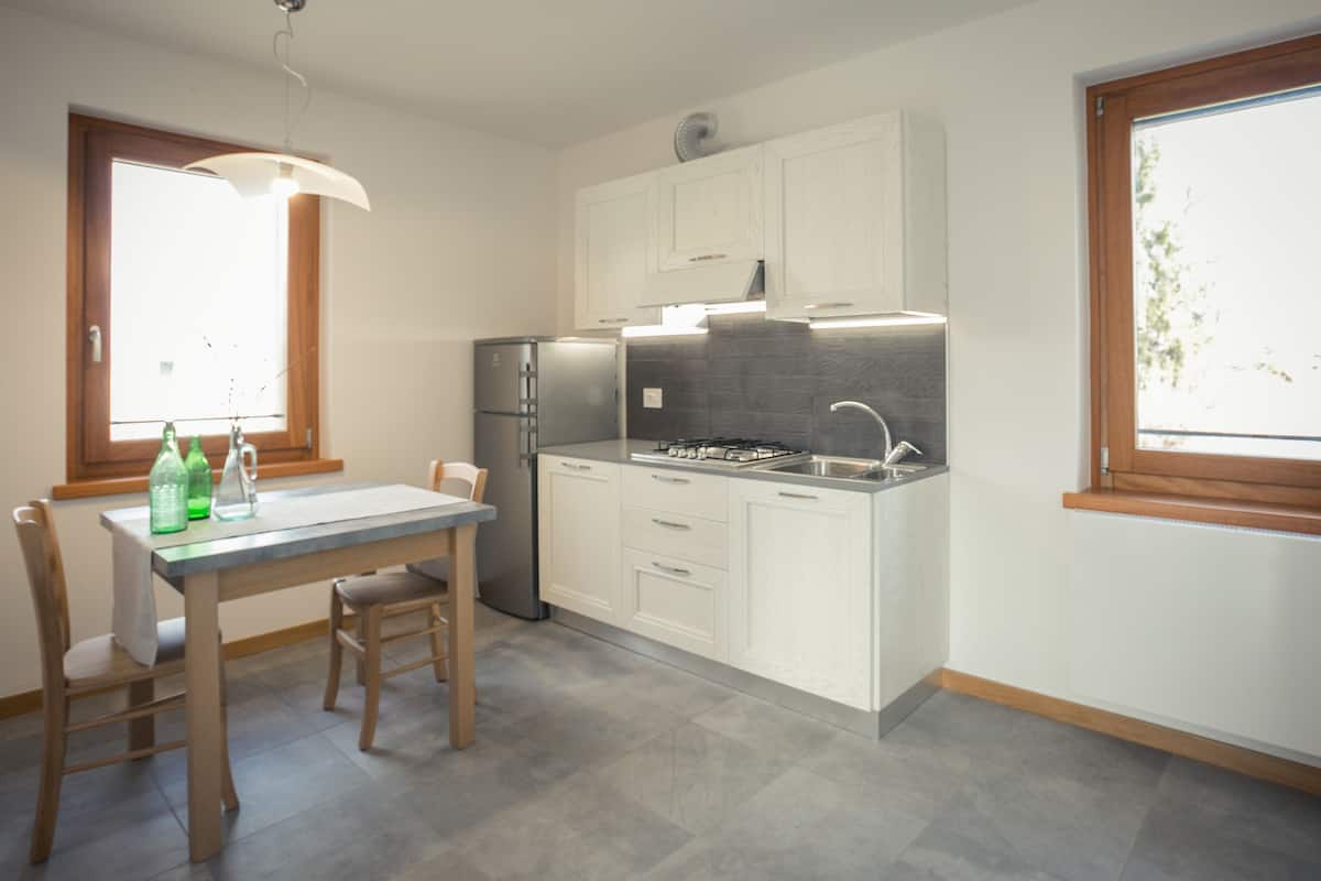 Departamento, Terraza, vista al jardín | Cocina privada | Refrigerador con congelador, parrilla de estufa y cafetera de espresso