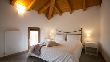 Apartment, 1 Bedroom, Garden View | Hypo-allergenic bedding, down duvets, individually furnished, desk