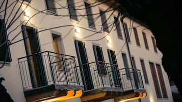 Fachada de la propiedad por la tarde o noche