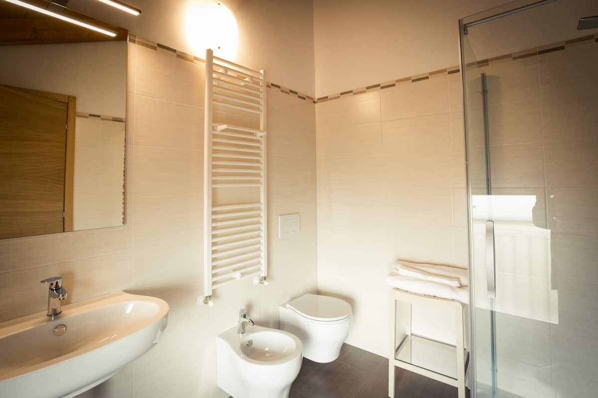Departamento, vista al jardín | Baño | Regadera, regadera tipo lluvia, amenidades de baño gratuitas