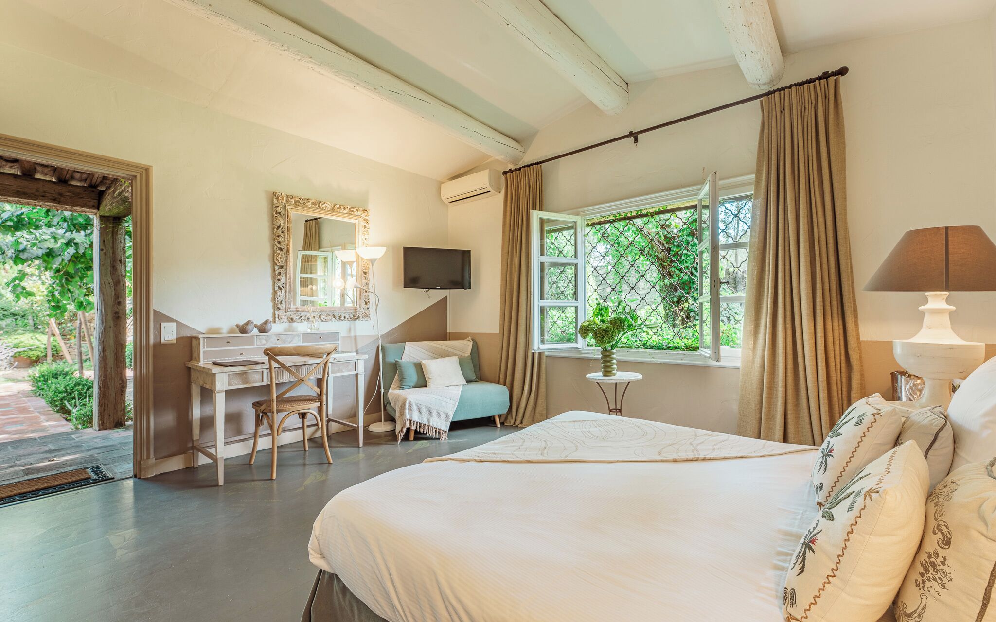 Comfort Double Room | Minibar, blackout drapes, soundproofing, individually decorated
