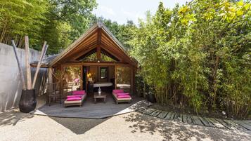 Comfort bungalow | Een minibar, individueel gedecoreerd, verduisterende gordijnen