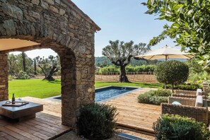 Suite Deluxe, vue piscine | Minibar, décoration personnalisée, rideaux occultants