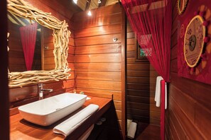 Comfort Bungalow | Bathroom | Hair dryer, bathrobes, towels, soap - Domaine Les Mésanges (Gassin)