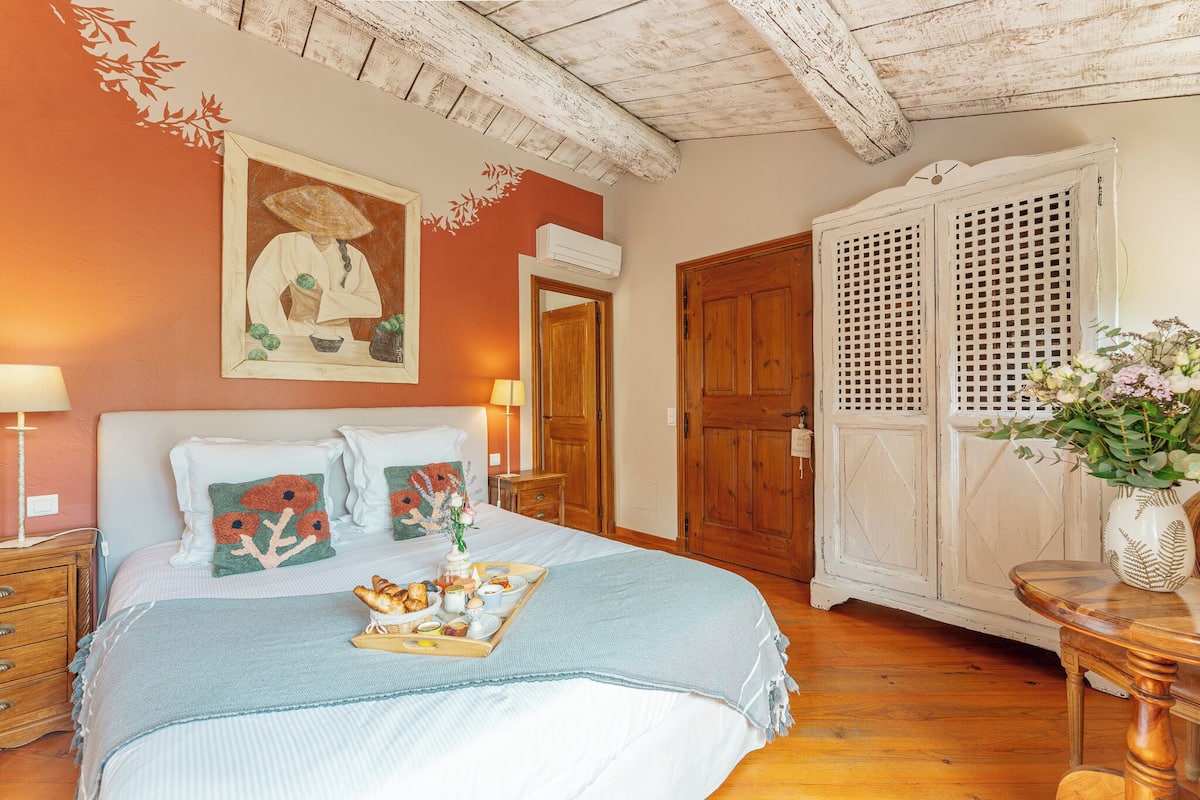 Deluxe Double Room | Minibar, blackout drapes, soundproofing, individually decorated