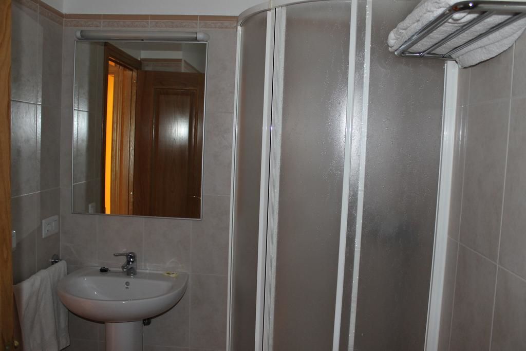 Shower, free toiletries, towels