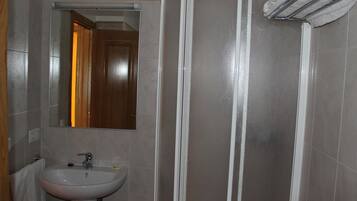 Shower, free toiletries, towels