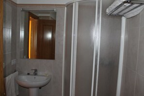 Shower, free toiletries, towels - Hostal Sandino (Villodrigo)