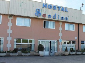 Property entrance - Hostal Sandino (Villodrigo)