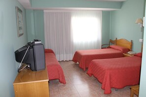Triple Room | Soundproofing, free WiFi, bed sheets - Hostal Sandino (Villodrigo)