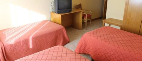 Dreibettzimmer | Schallisolierte Zimmer, kostenloses WLAN, Bettwäsche