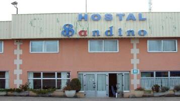 Rakennuksessa on kyltti, jossa lukee: ”HOSTAL Sandino”.