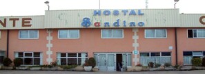Rakennuksessa on kyltti, jossa lukee: ”HOSTAL Sandino”.