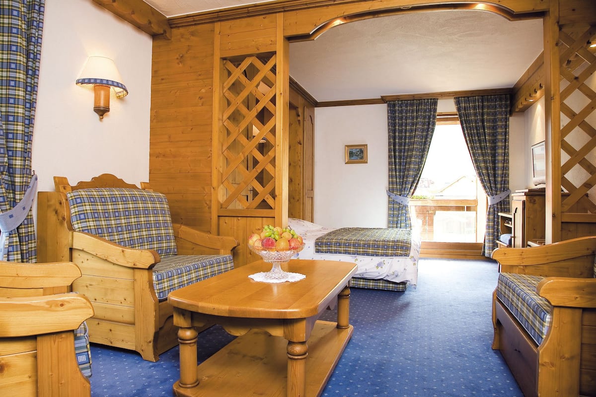 room (confort plus) | individually decorated, individually furnished, desk, free wifi