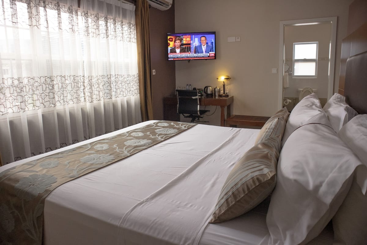Premium bedding, in-room safe, desk, laptop workspace
