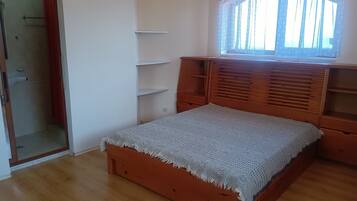Apartamento de lujo, 2 habitaciones, balcón | 1 dormitorio, tabla de planchar con plancha, wifi gratis y ropa de cama
