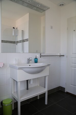 Kostenlose Toilettenartikel, Handtücher
