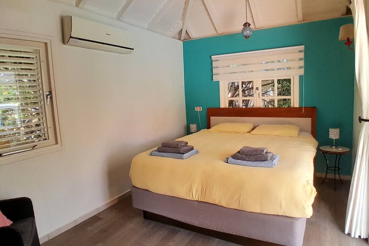 Standaard appartement, 1 slaapkamer, keuken, uitzicht op zwembad | Luxe beddengoed, pillowtop-bedden, een kluis op de kamer