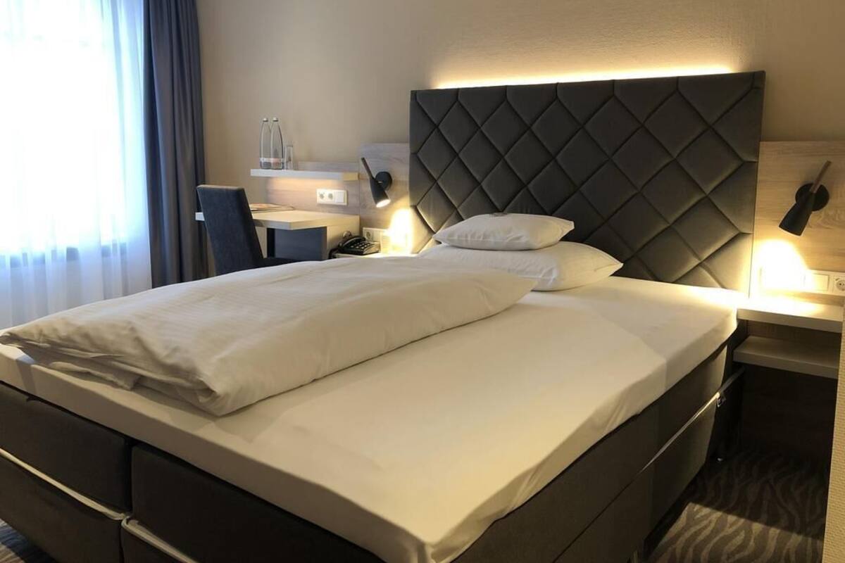 Single Room | Minibar, in-room safe, desk, soundproofing