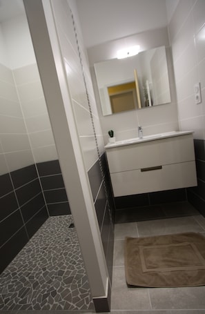 Casa Confort, 4 habitaciones, para no fumadores | Baño | Regadera, secadora de cabello, toallas