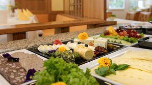 Un buffet proposant une variété de plats et agrémenté de fleurs fraîches.