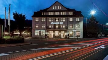 Fassade der Unterkunft â Abend/Nacht