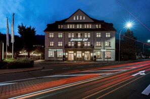 Un hotel con un letrero que dice "Jeusiedter Hof" y un restaurante llamado "Auergarten".