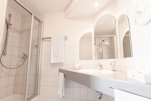 Suihku, ilmaiset hygieniatuotteet, hiustenkuivaaja, tohvelit