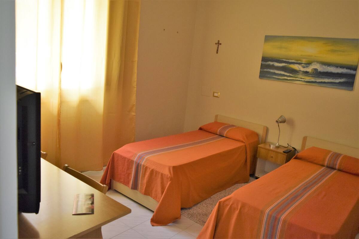 Quarto casal econômico (External bathroom) | 1 quarto, escrivaninha, ferros/tábuas de passar roupa, berços grátis