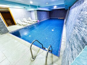 Piscine couverte, accès possible de 07 h 00 à 23 h 00, chaises longues 