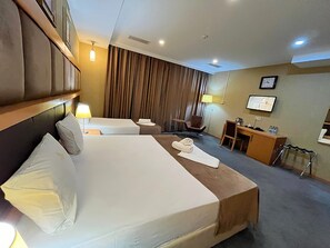 Chambre Triple, accès piscine, vue ville
