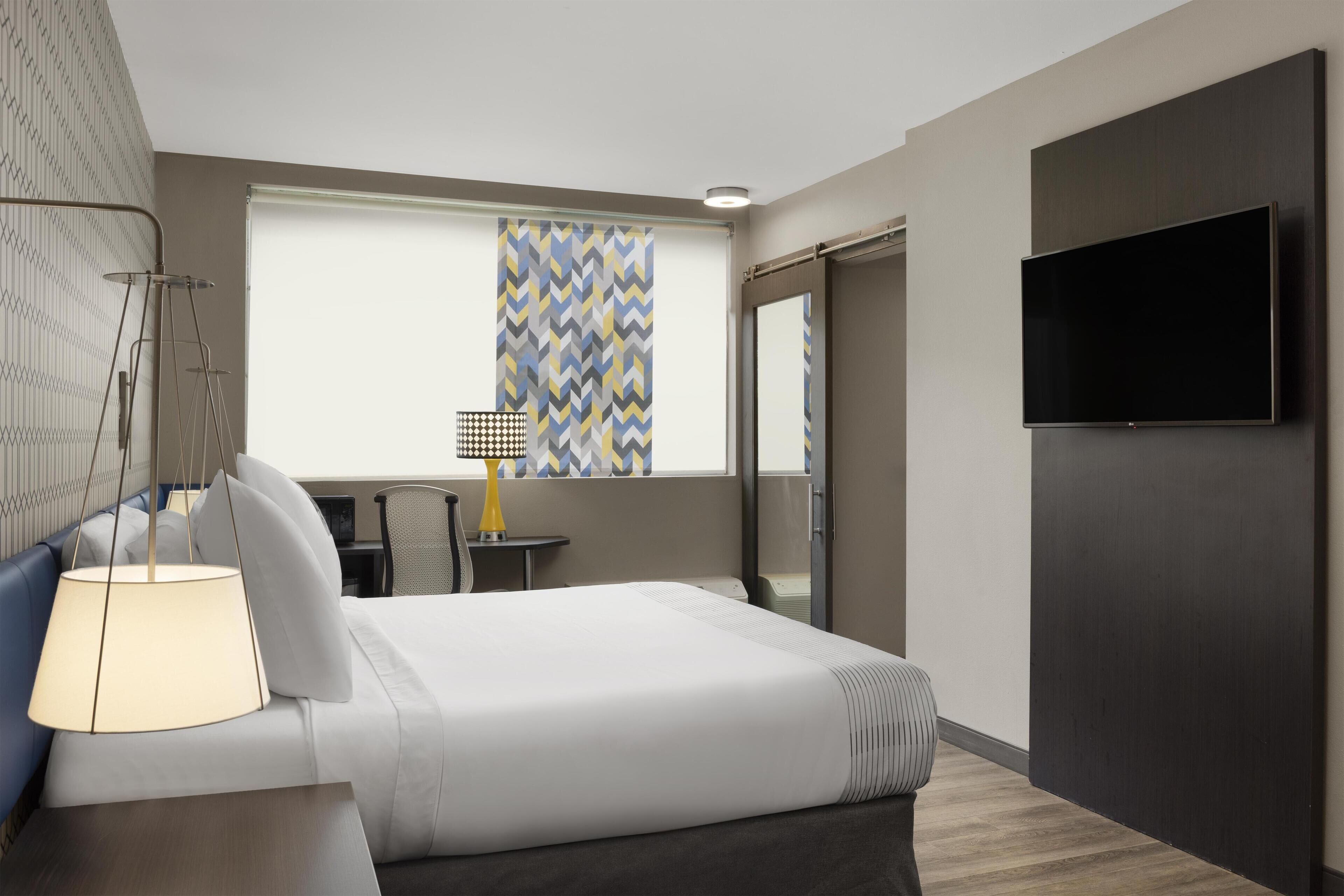 Standard Room, 1 King Bed, Accessible, Non Smoking | Laptop workspace, blackout drapes, iron/ironing board