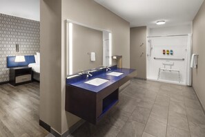 Standaard kamer, 1 kingsize bed, toegankelijk voor mindervaliden, niet-roken | Badkamer | Een douche, een hydromassagedouche, milieuvriendelijke toiletartikelen