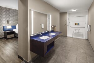Standard Room, 1 King Bed, Accessible, Non Smoking | Bathroom | Shower, hydromassage showerhead, eco-friendly toiletries, hair dryer