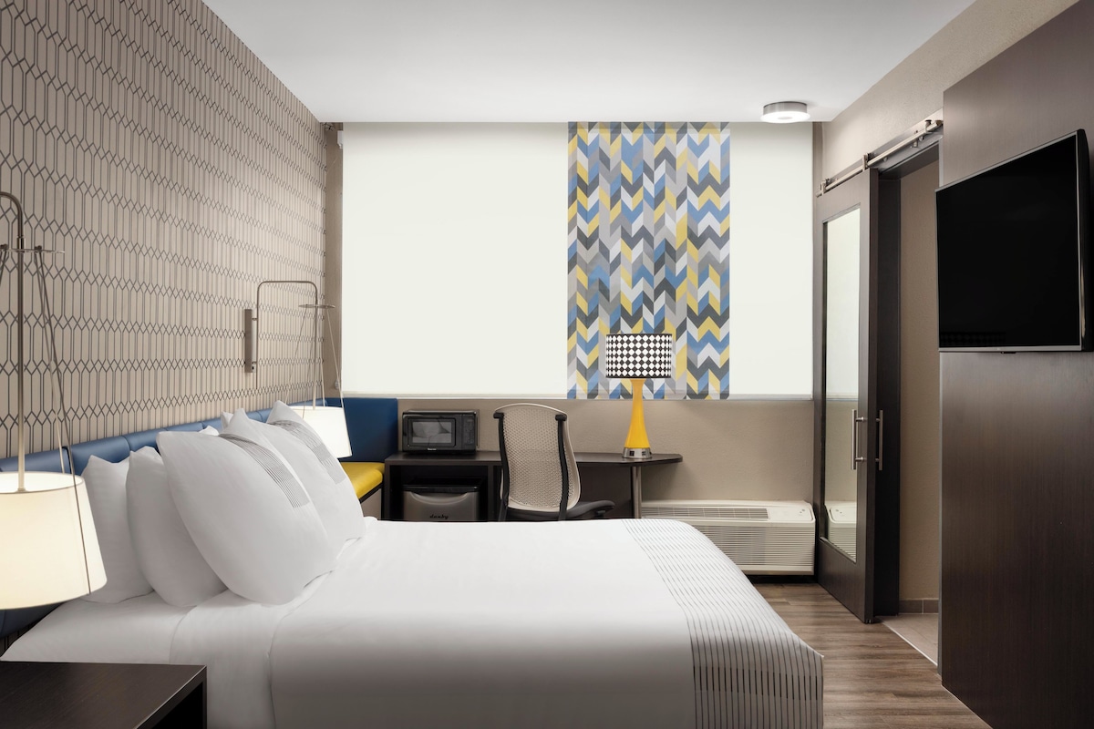 Habitación estándar, 1 cama King size, para no fumadores, refrigerador y microondas | Espacio para trabajar con laptop y cortinas blackout