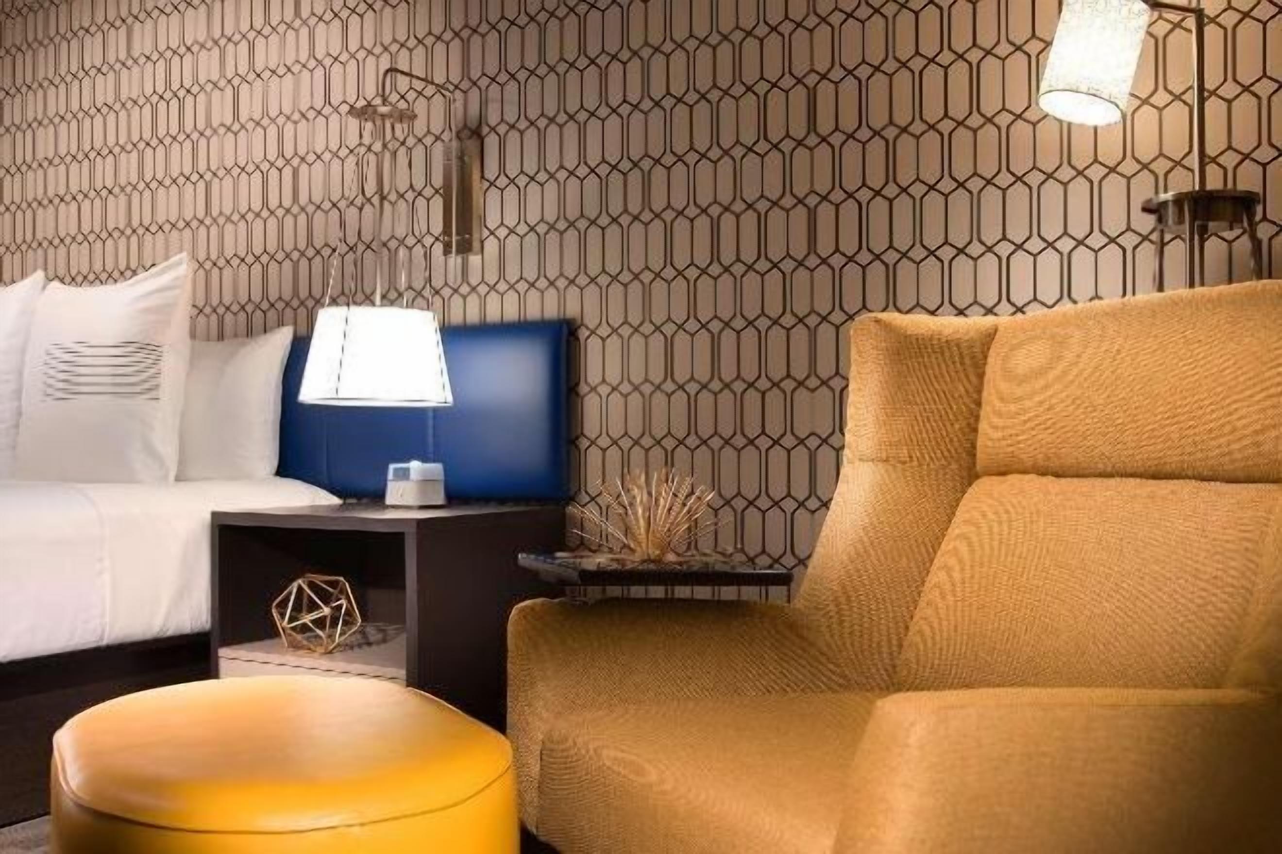 พื้นที่ทำงานแบบใช้แล็ปท็อป, ผ้าม่านกันแสง, เตารีด/โต๊ะรีดผ้า